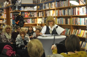 Brigitte Eberbach bei der Lesung "Aufbrüche und Umbrüche" in der Buchhandlung am Amtshaus.
