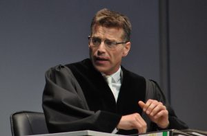 Johannes Bandrup als Vorsitzender Richter.